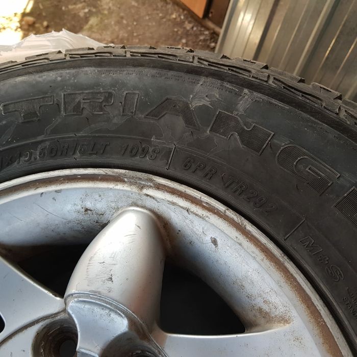 Продам всесезонные шины 31*10.5 R15 с дисками!