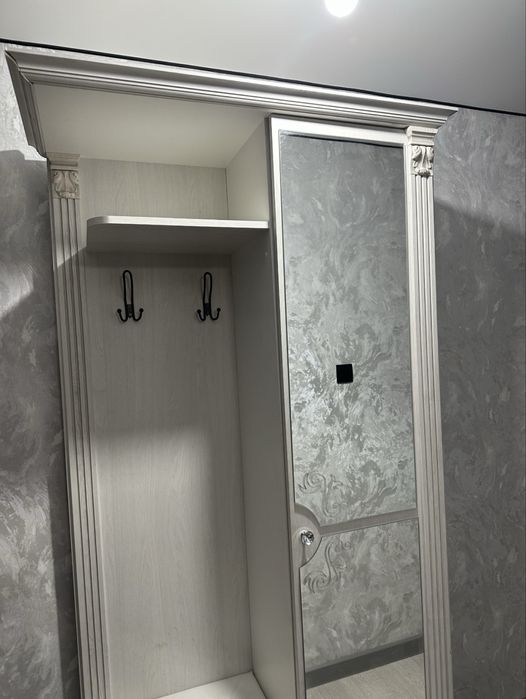 Шкаф-вешалка с сиденьем