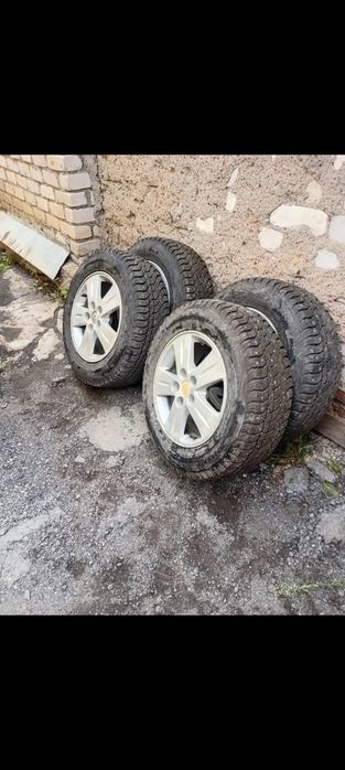 Продам шипованные шины.