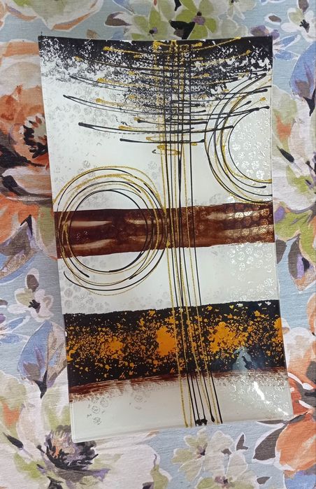 Различни видове подноси за сладки, табли, купи