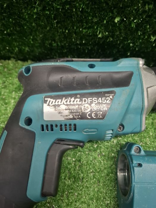 Винтоверт за гипсокартон на Makita DFS452 с допълнителна приставка