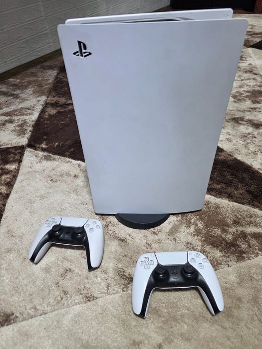 Vând Consola PlayStation 5 Digital Edition (PS5) Slim, 825 GB+ 2 controlăre +contul de jocuri