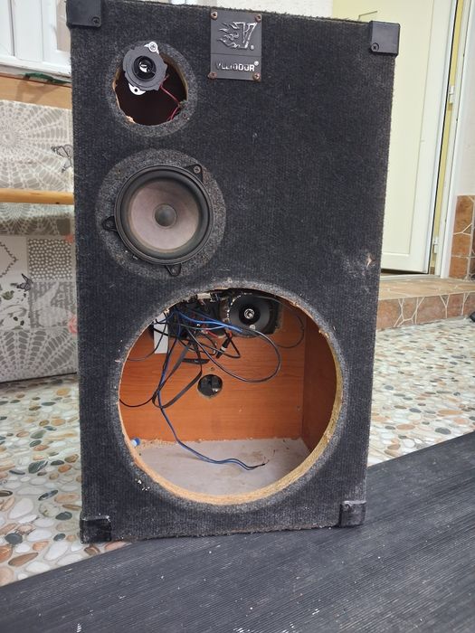 Cutie/incinta boxa cu stație activa