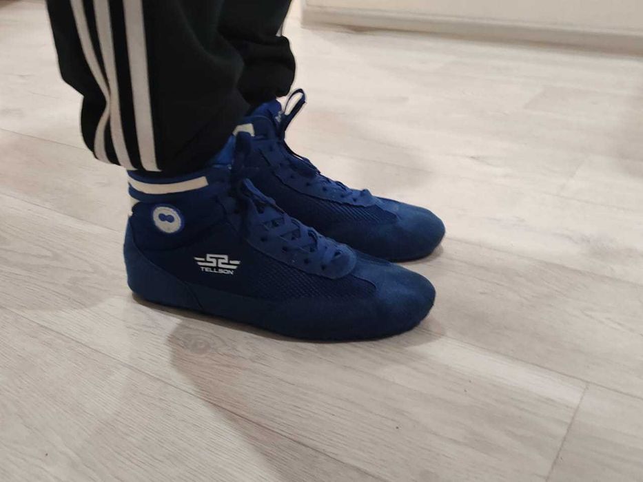 Продам тельник красный ,борцовки