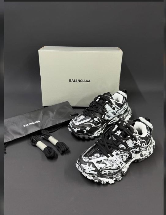 Balenciaga-Track
