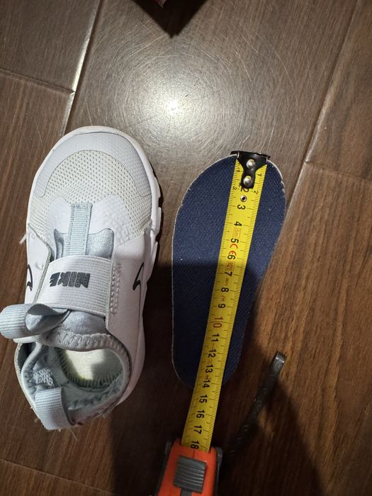 Adidasi nike 23,5
