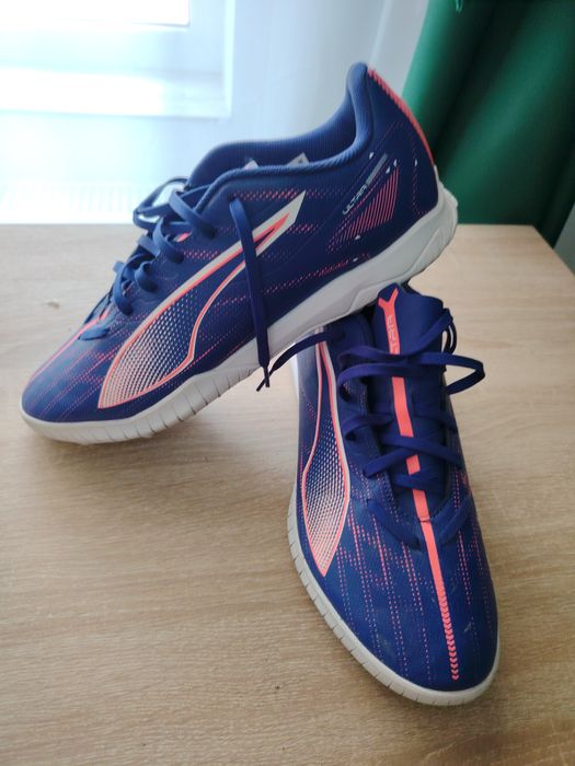 Adidași de teren sintetic cât și de sala .Mărimea 42