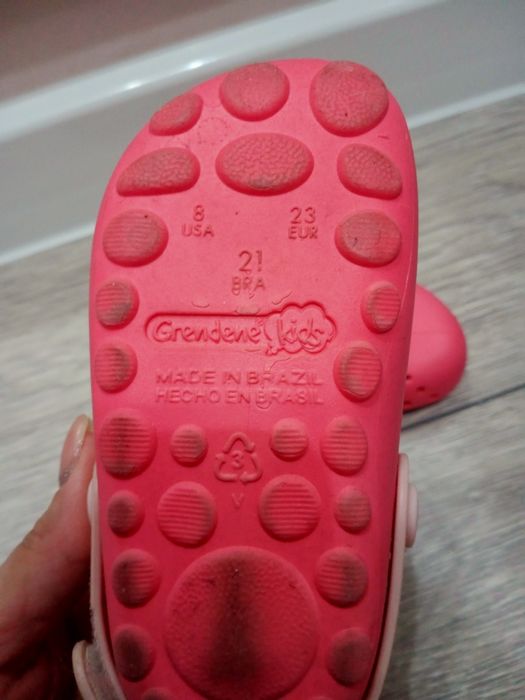 Продам тапочки, кроссовки