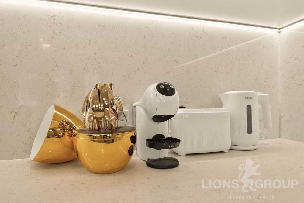 Дава се под наем Тристаен апартамент в Варна, Център - 100 кв.м за 1650 € - Снимка #3