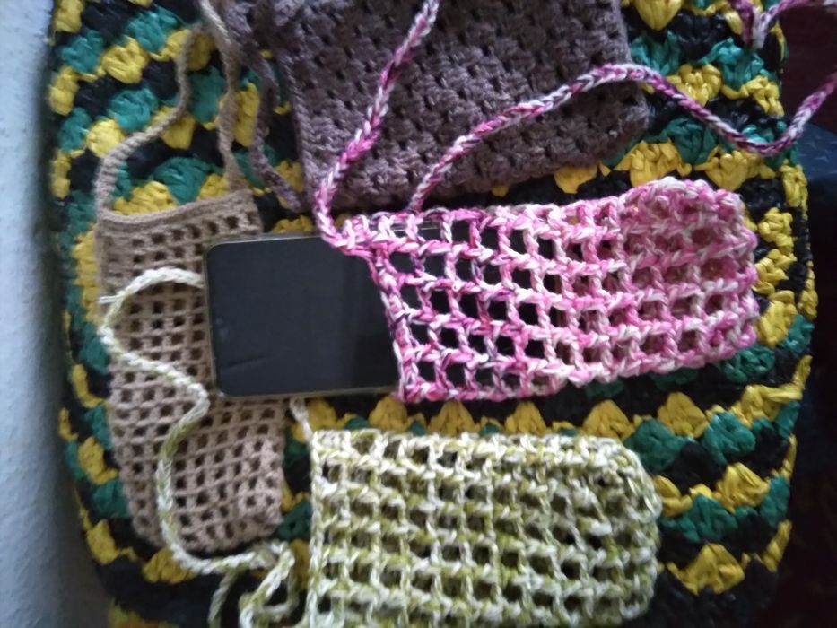 Вязаные сумочки для телефона.