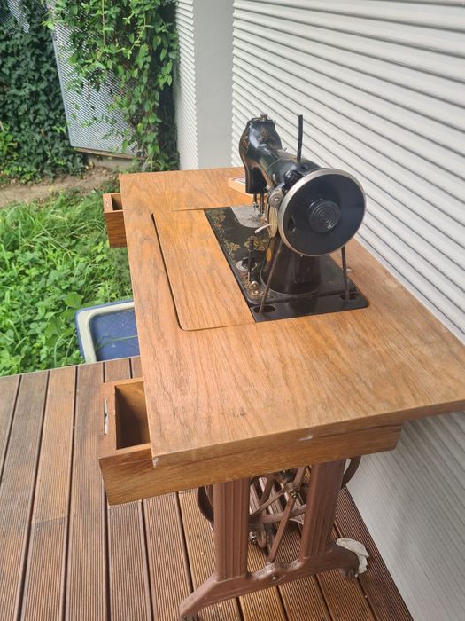 Masina de cusut veche dar functionala