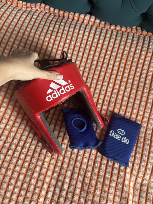 Шлем бокс/каратэ и перчатки