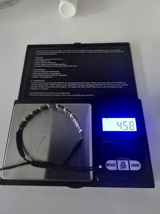 Златни гривни на конец