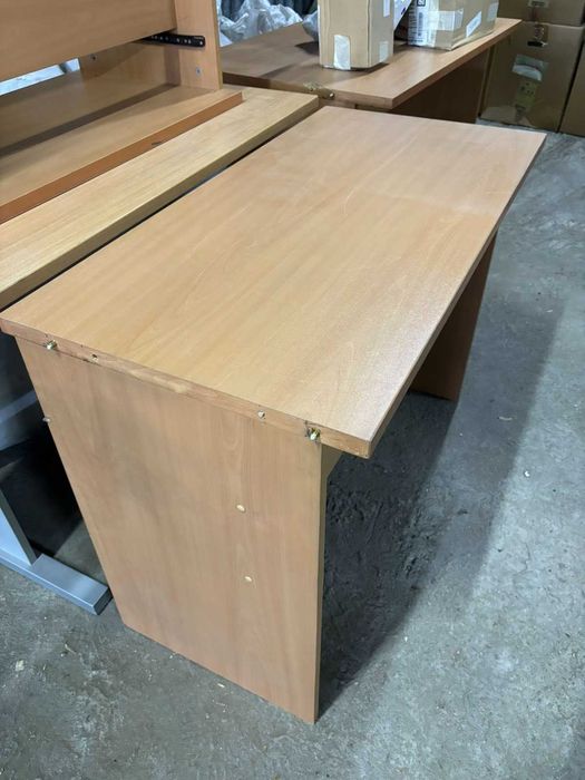 Бюро (с отвор за кабели или без)