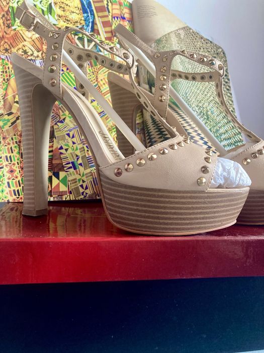 Sandale crem din piele naturala cu tinte aurii din metal