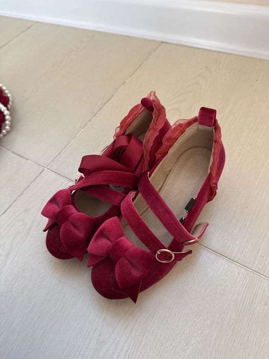 Срочно продам новые туфли красные