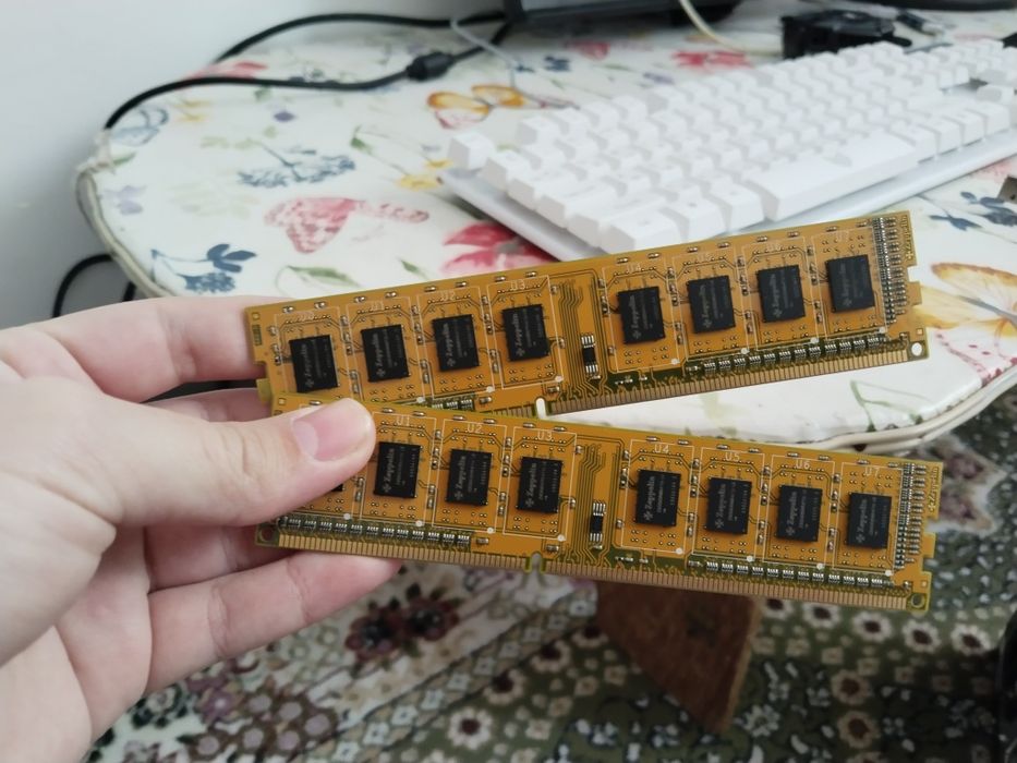 Продается озу на пк 2гб 2штук ддр 3