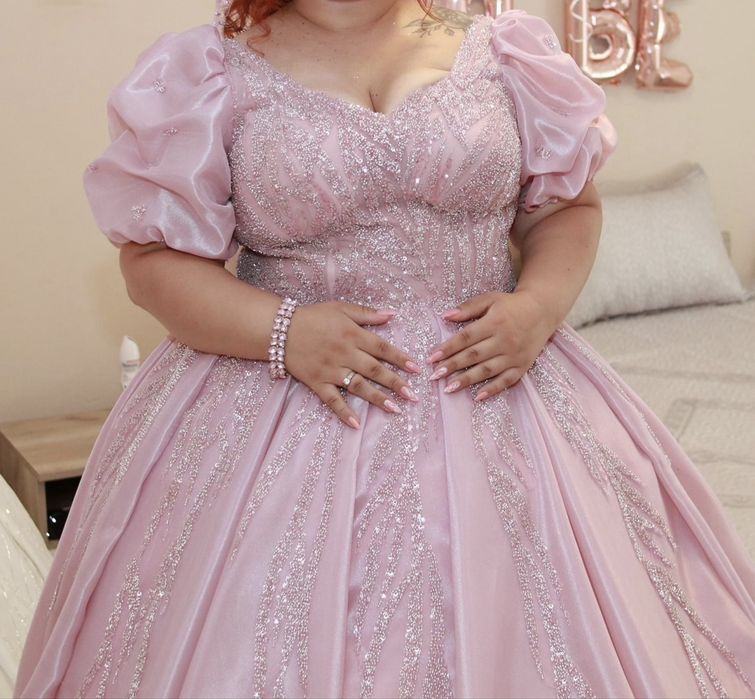 Розова булченска рокля ( подарък було и корона)