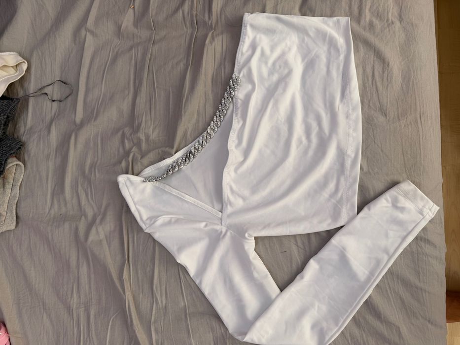 Бяла блуза с един ръкав