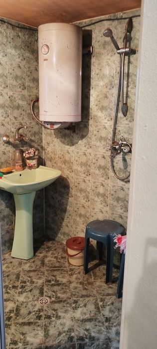 Масивна двуетажна къща в Перник Байкушева махала