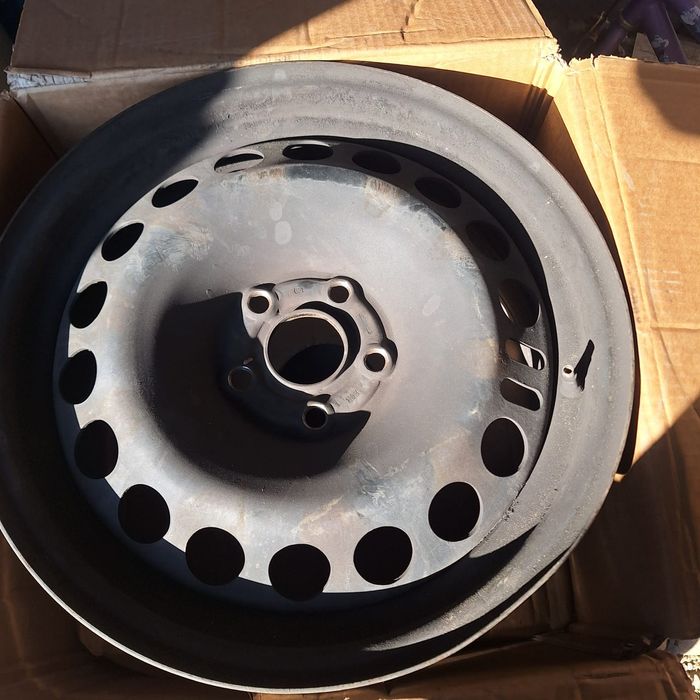 Продам шину с железным диском.