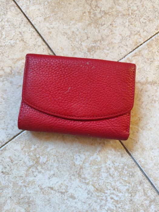 Продавам червено дамско портмоне естествена кожа