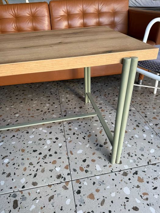 Кафе маса с метална основа и дървесен плот