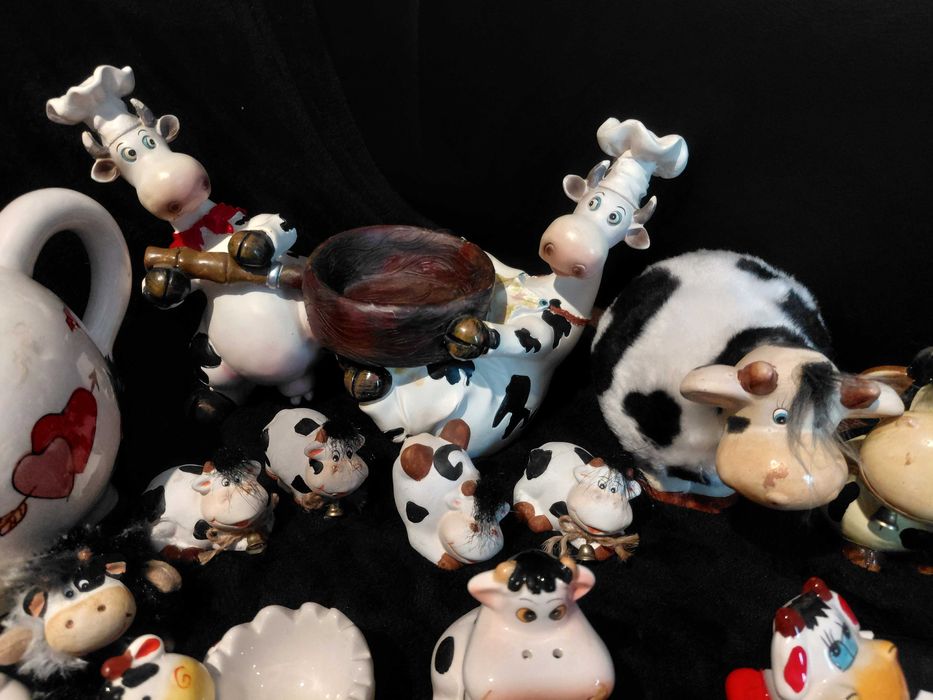 Колекция от фигурки на крави