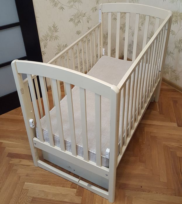 Детская кровать с игрушками