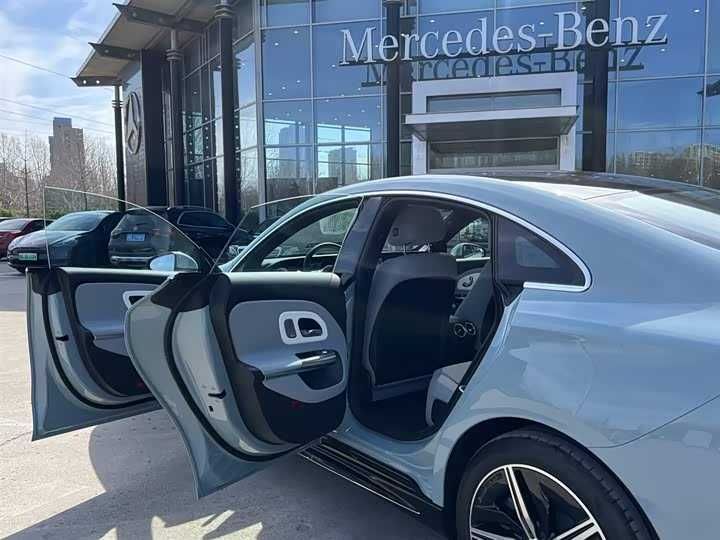 Mercedes-Benz CLA 300L PHEV 2025