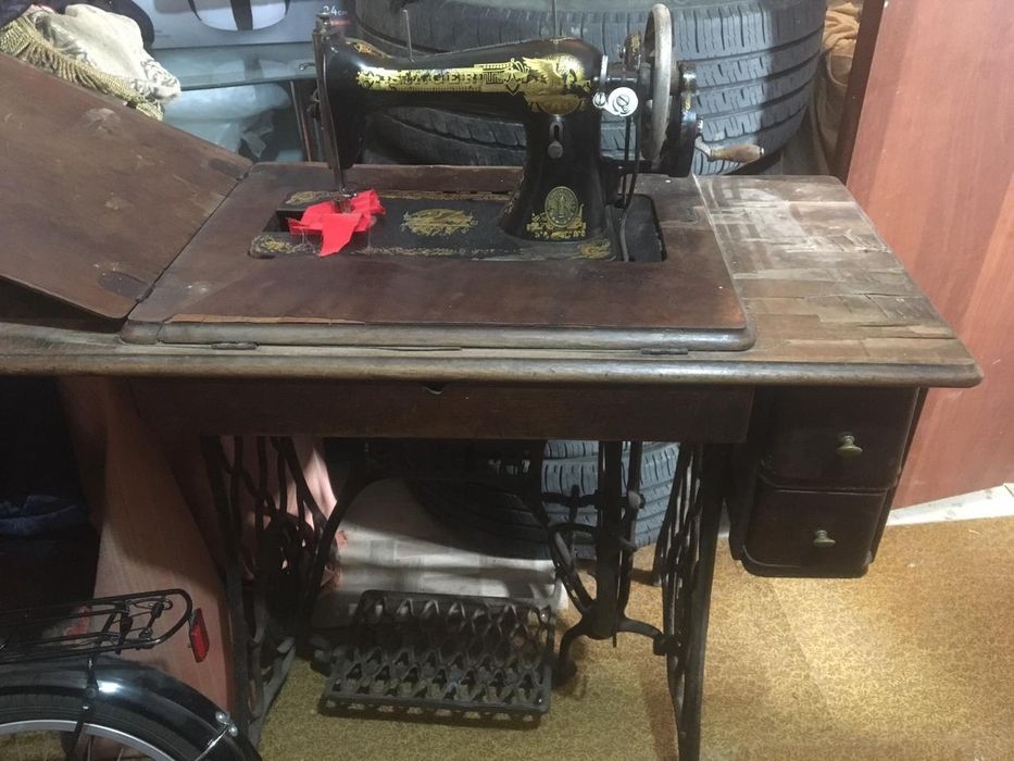 Продам б/у швейную машину