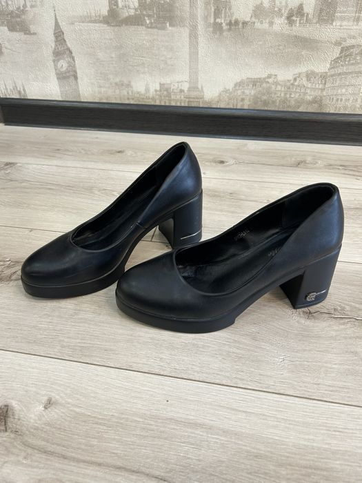 Босоножки, туфли продаются