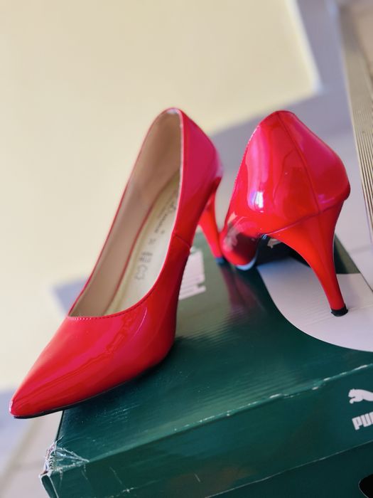 Vand pantofi rosi