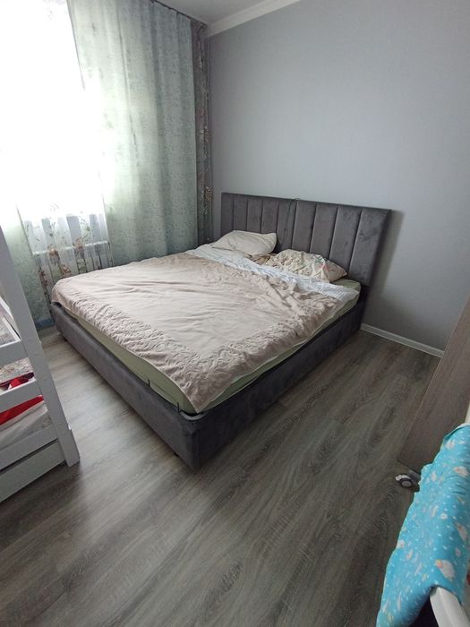 Продаю кровать с матрасом 180 см на 200 см