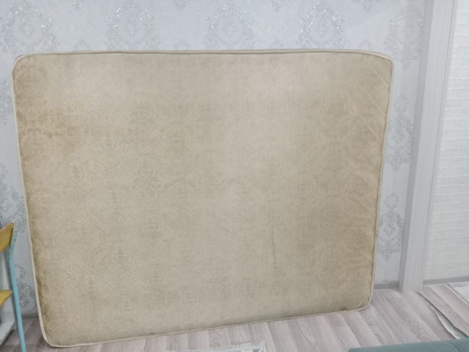 Стол и матрас  бесплатно