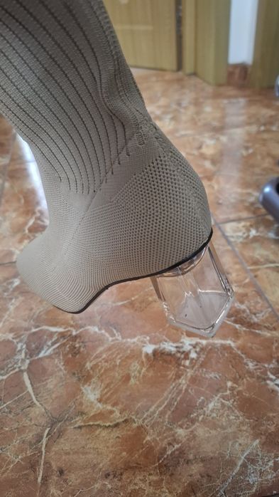 Елегантни удобни боти с ток