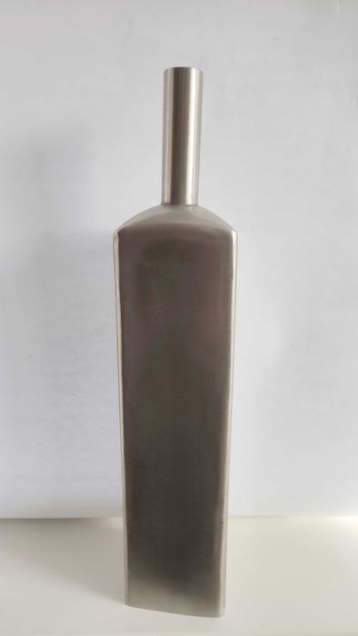 Висока стоманена ваза с модерен геометричен дизайн