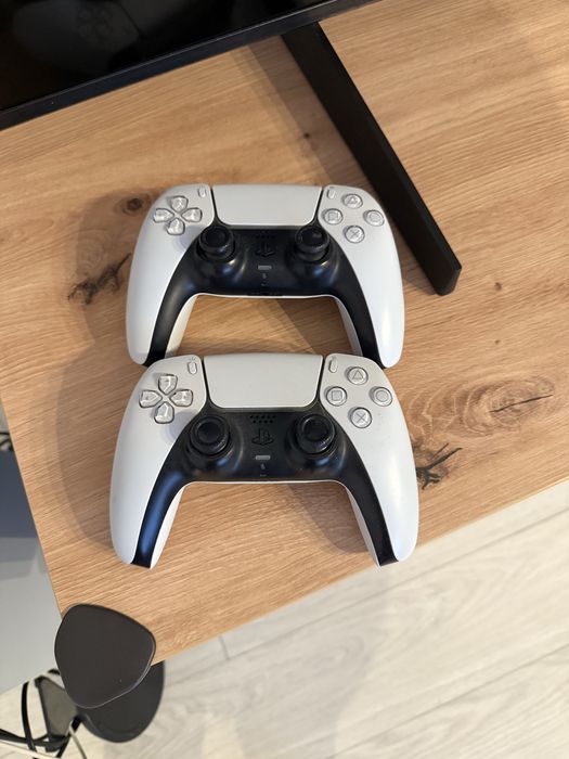 Vand PlayStation 5 digital - 2 console + joc Split Fiction