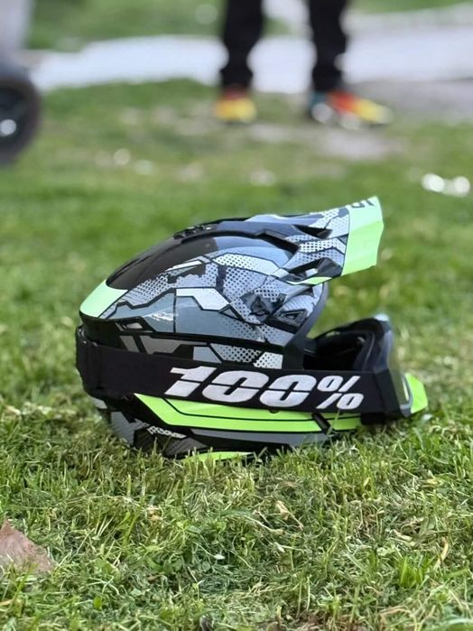 Кросова каска  МНОГО ЗАПАЗЕНА