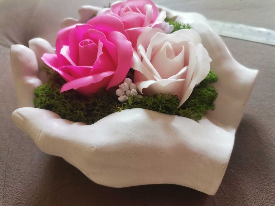 Красив сувенир от гипс с декорация рози