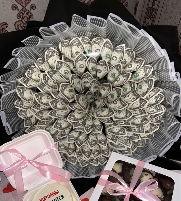 Денежный букет с красивым оформление для подарка