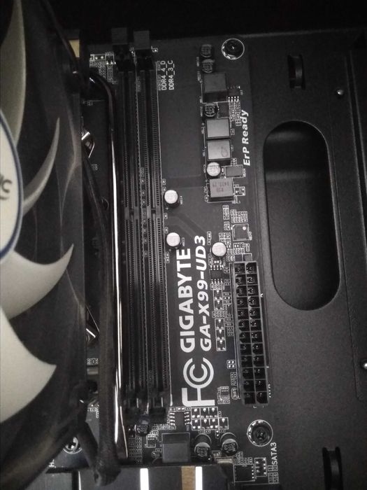 Продавам дънна платка GA-X99--UD3