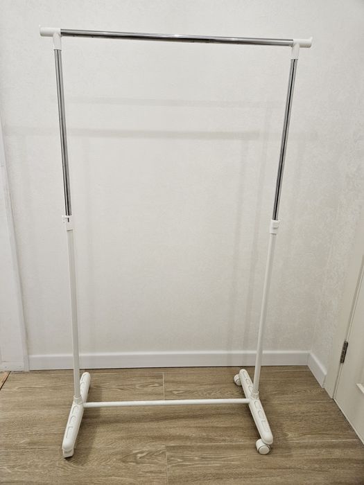 Продам напольную вешалку для одежды