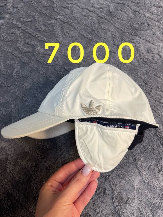 Разгружаю гардероб, кепки разные