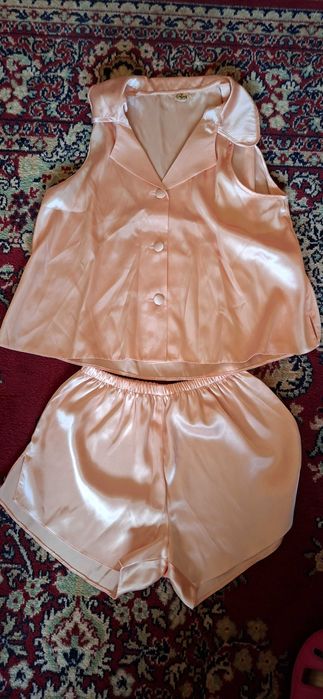 Pijama de vara din satin culoare somon .