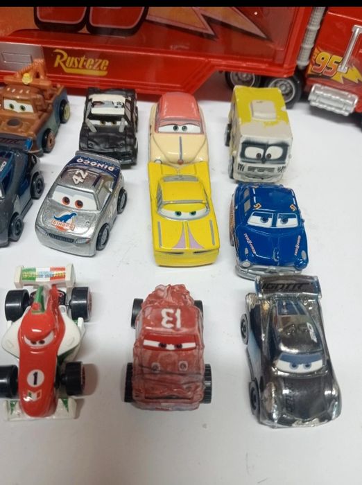Camion Mack cu mini mașinuțe Cars