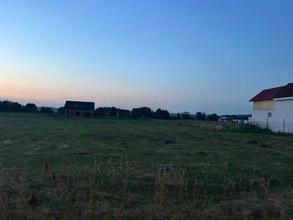 Vând teren intravilant 1000 mp.