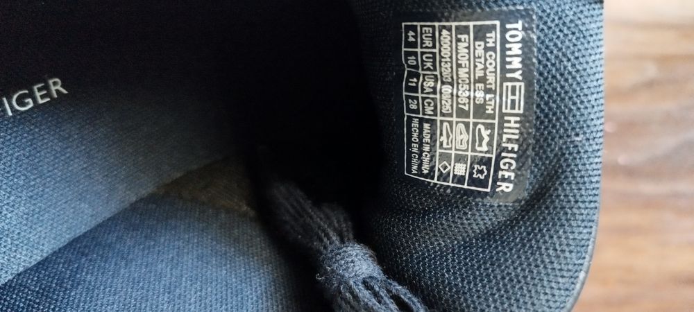 Tommy Hilfiger 44