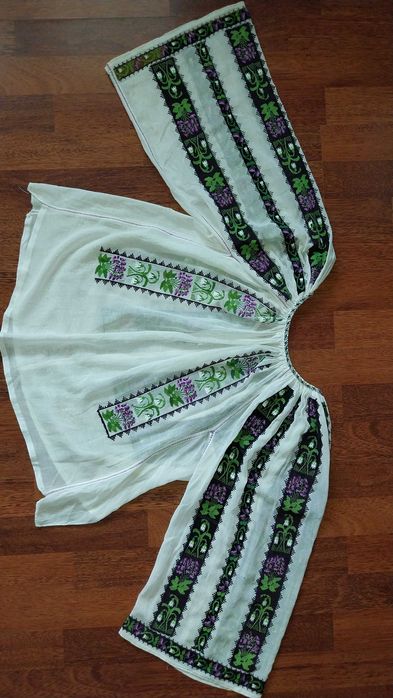 Costum popular cusut cu fir metalic