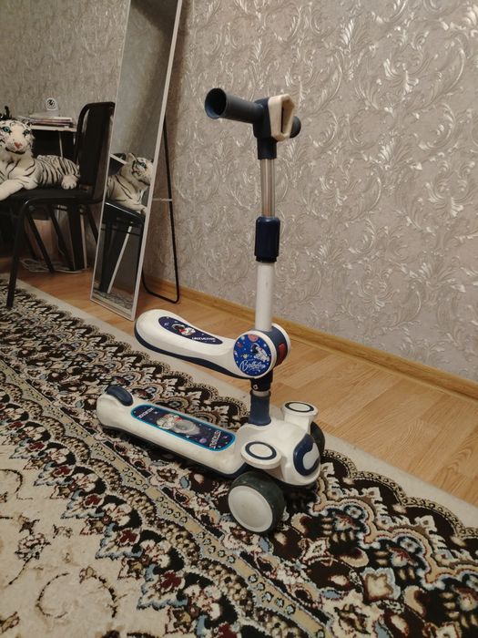 Продаю детский самокат со светомузыкой